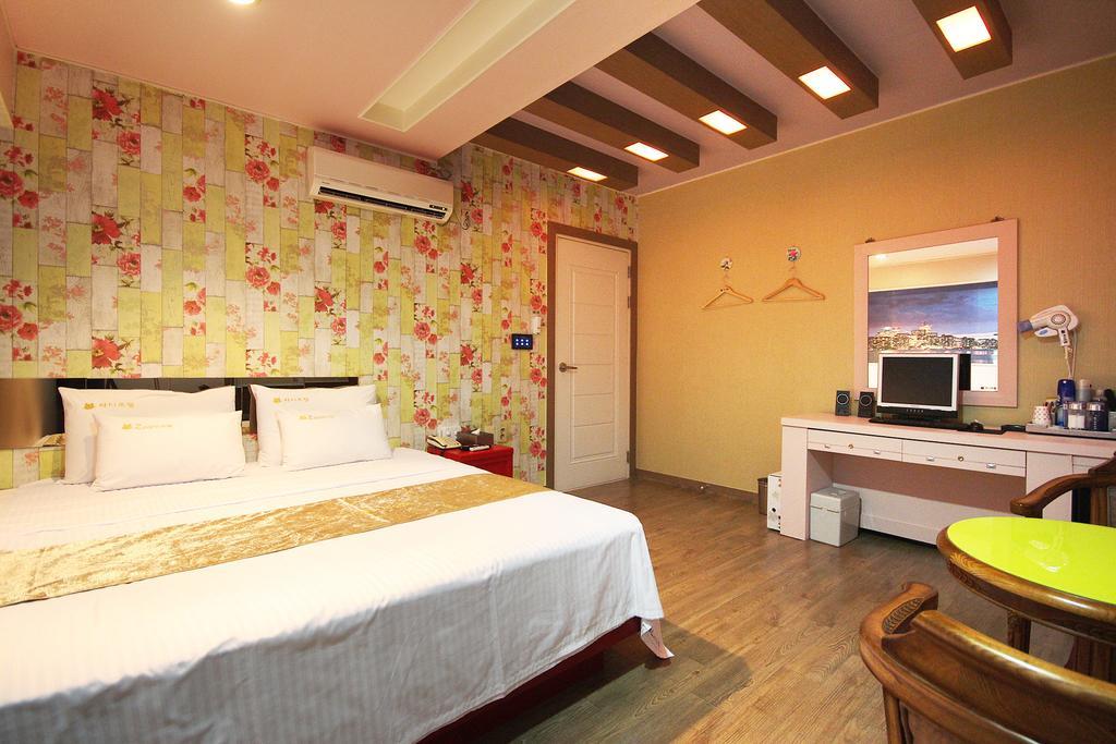 Hole In One Hotel Sacheon Exterior foto